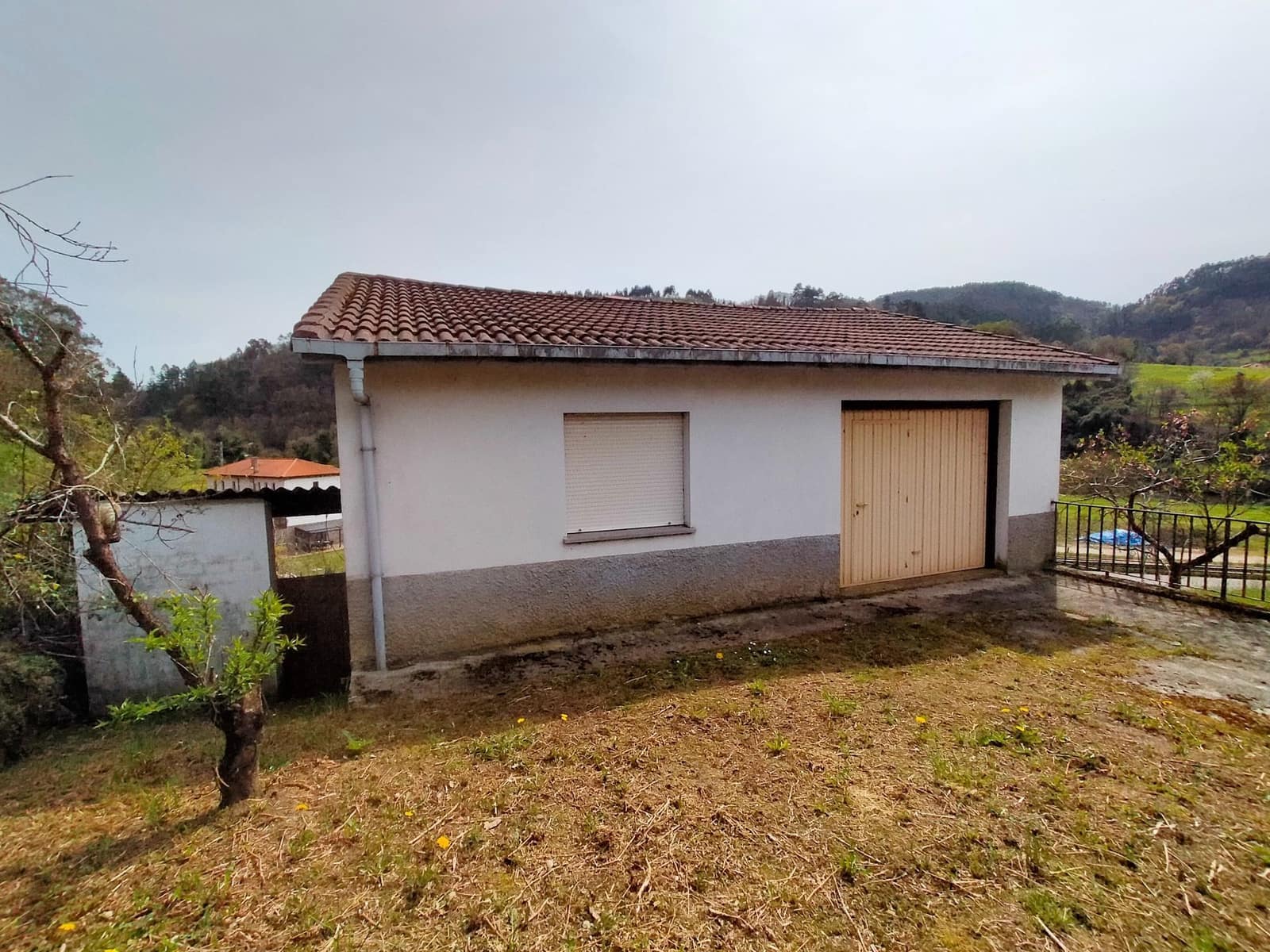 Grunde uden byggetilladelser til salg i Candamo - € 90.000 (Ref: 7519233)