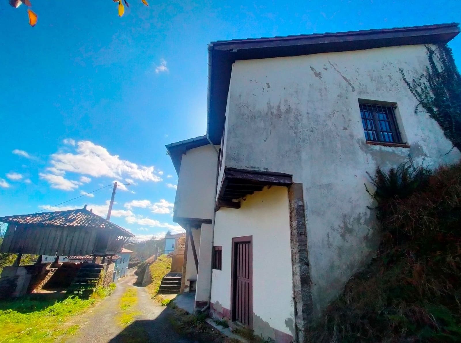 3 soverom Hus til salgs i Salas med garasje - € 220 000 (Ref: 7885577)