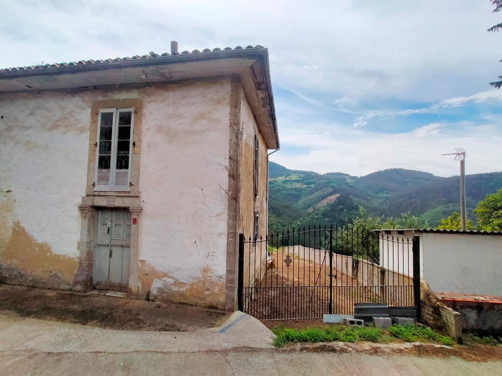 5 slaapkamer Finca/Landhuis te koop in Pravia met garage - € 135.000 (Ref: 8480603)