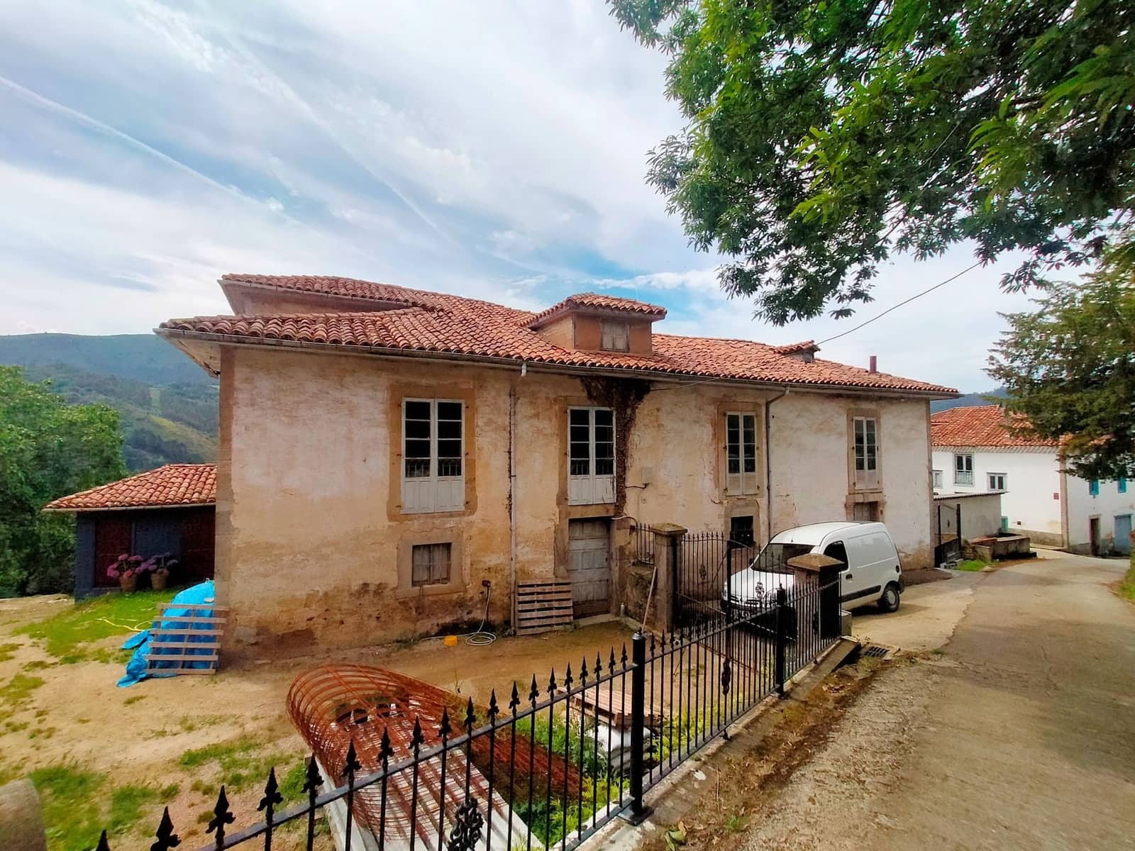 5 slaapkamer Finca/Landhuis te koop in Pravia met garage - € 135.000 (Ref: 8480603)