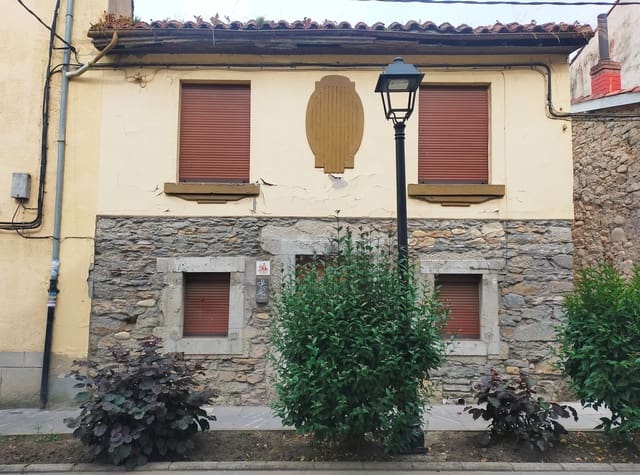 3 quarto Moradia Geminada para venda em Pravia com garagem - 60 000 € (Ref: 9037851)