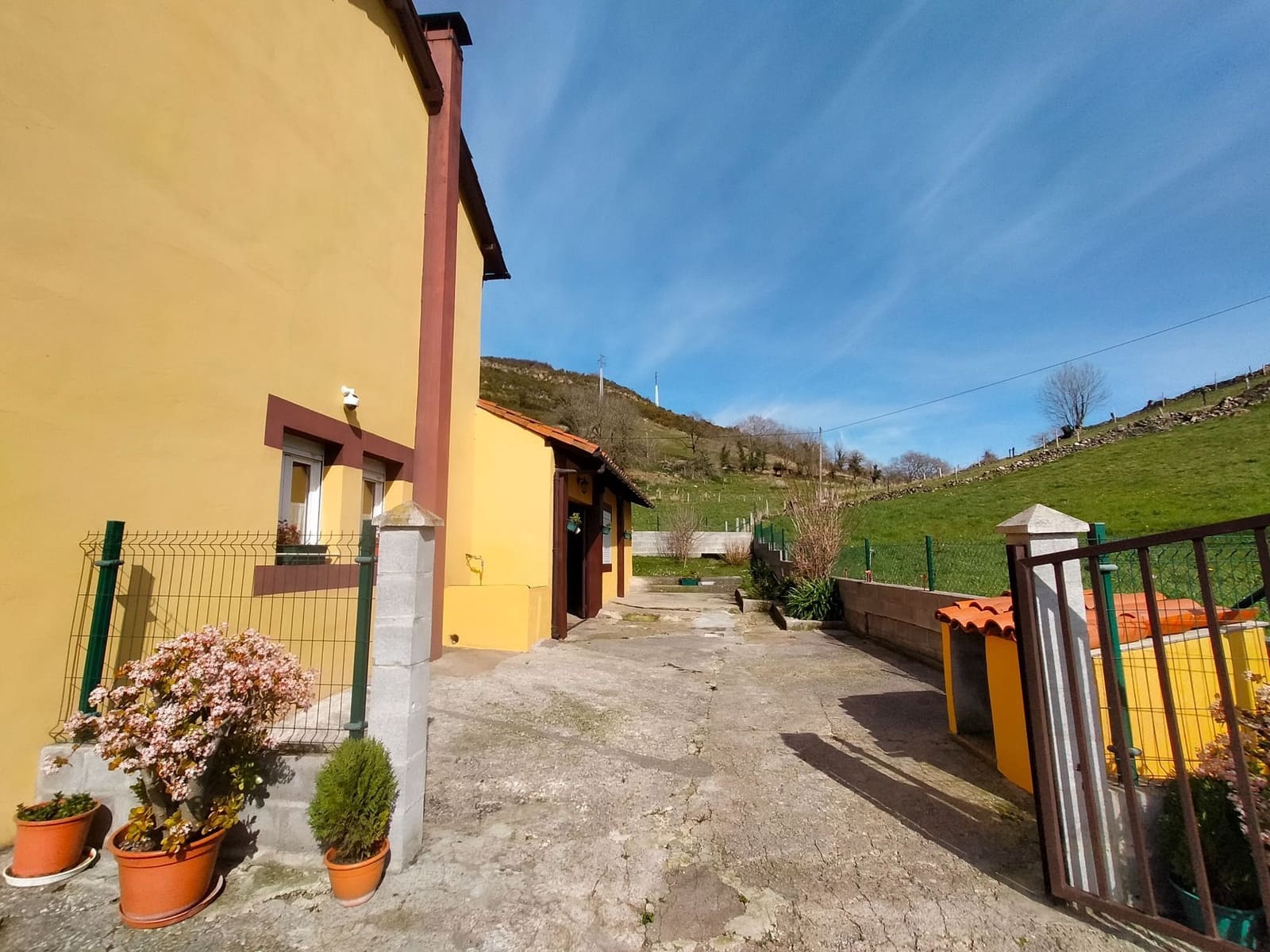 3 bedroom Villa for sale in Salas with garage - € 150,000 (Ref: 9554607)