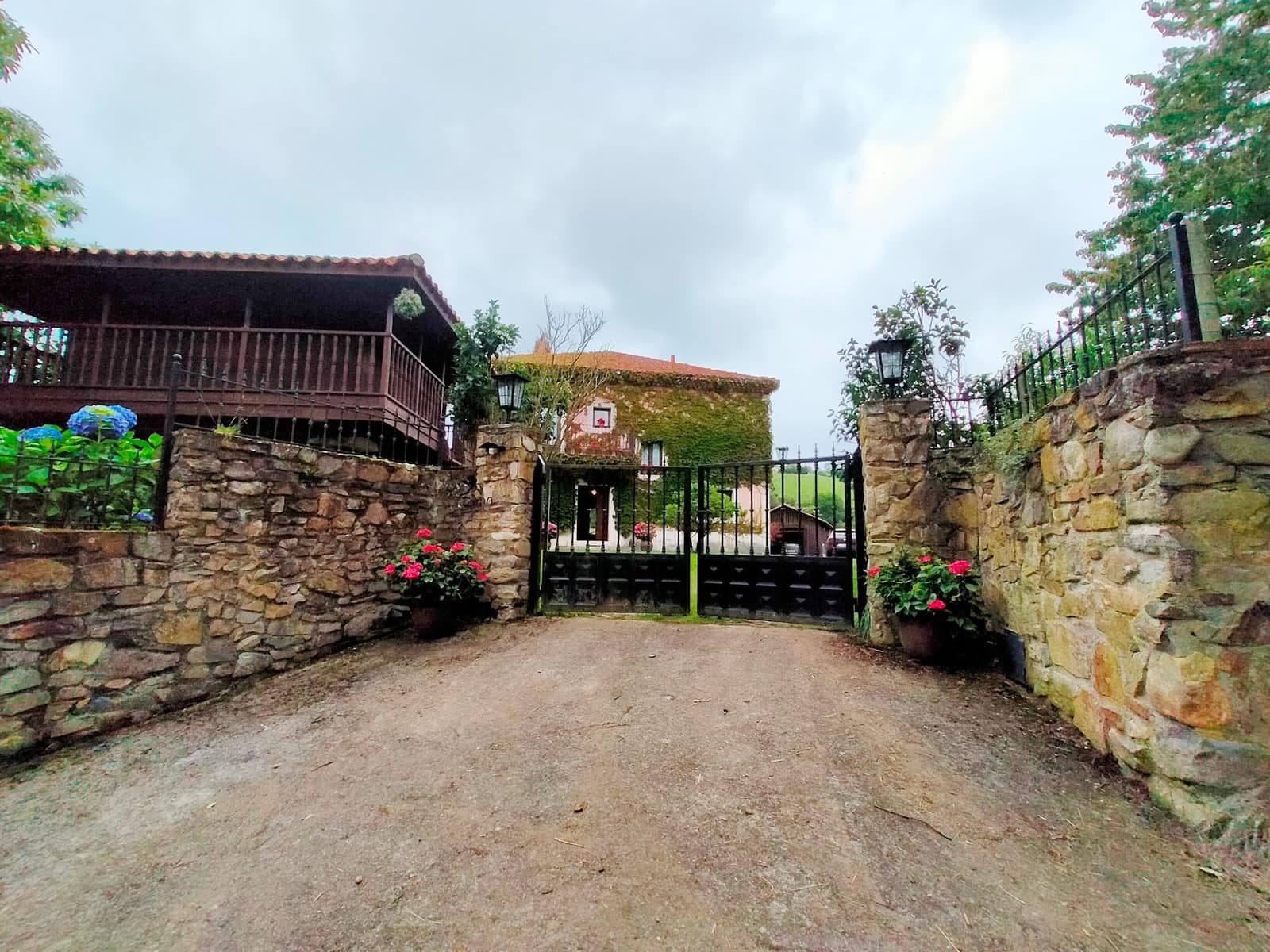 7 bedroom Villa for sale in Cudillero with garage - € 765,000 (Ref: 9610851)