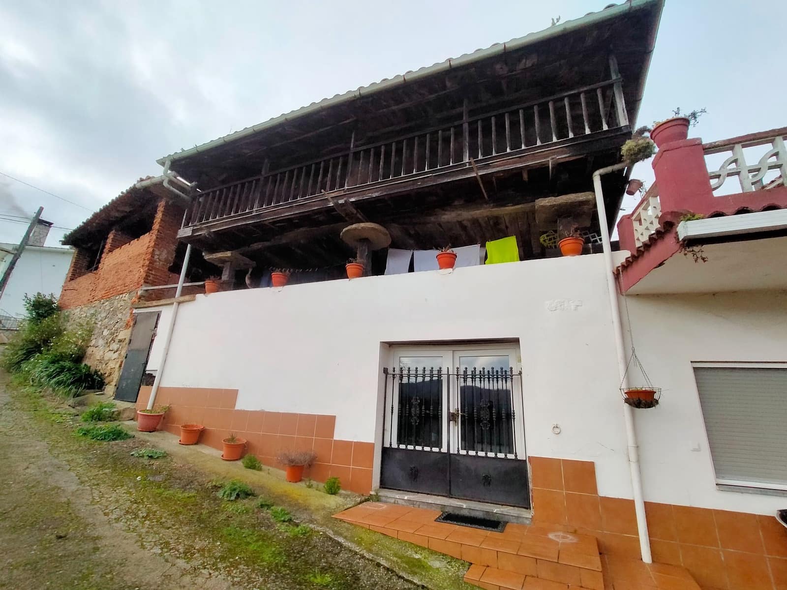 6 bedroom Townhouse for sale in Pravia with garage - € 225,000 (Ref: 9711130)