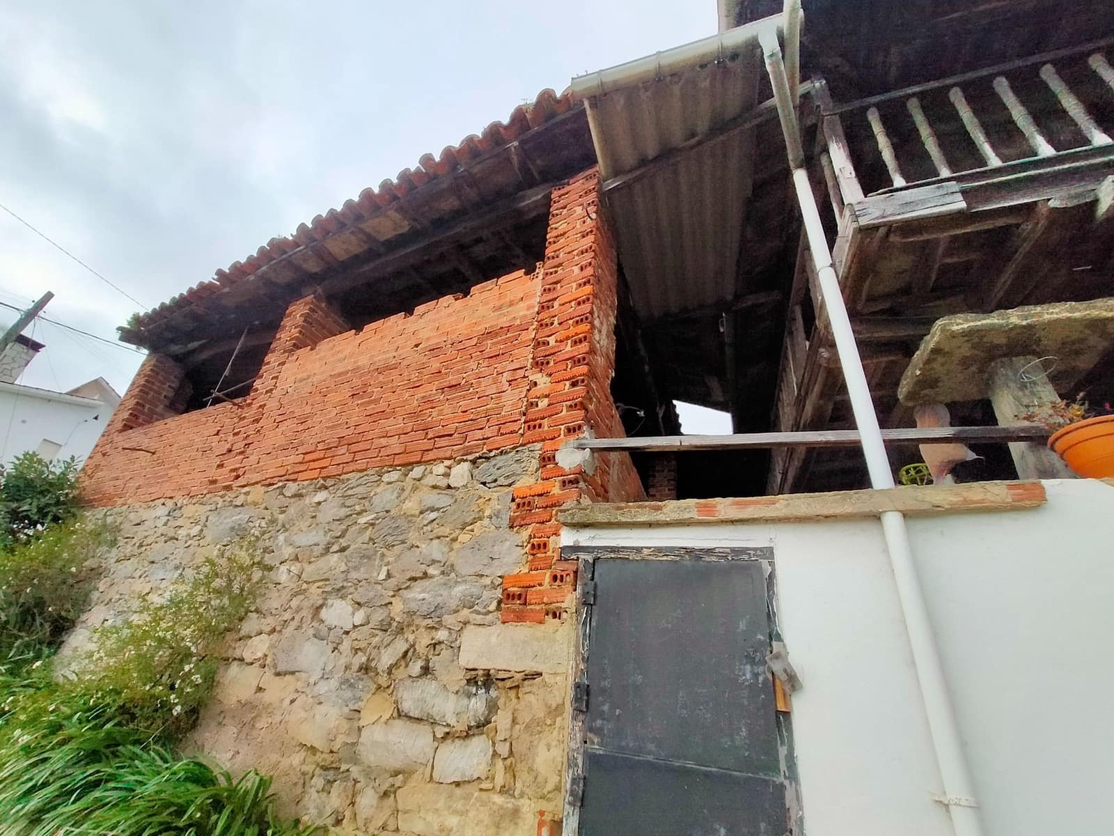 6 bedroom Townhouse for sale in Pravia with garage - € 225,000 (Ref: 9711130)