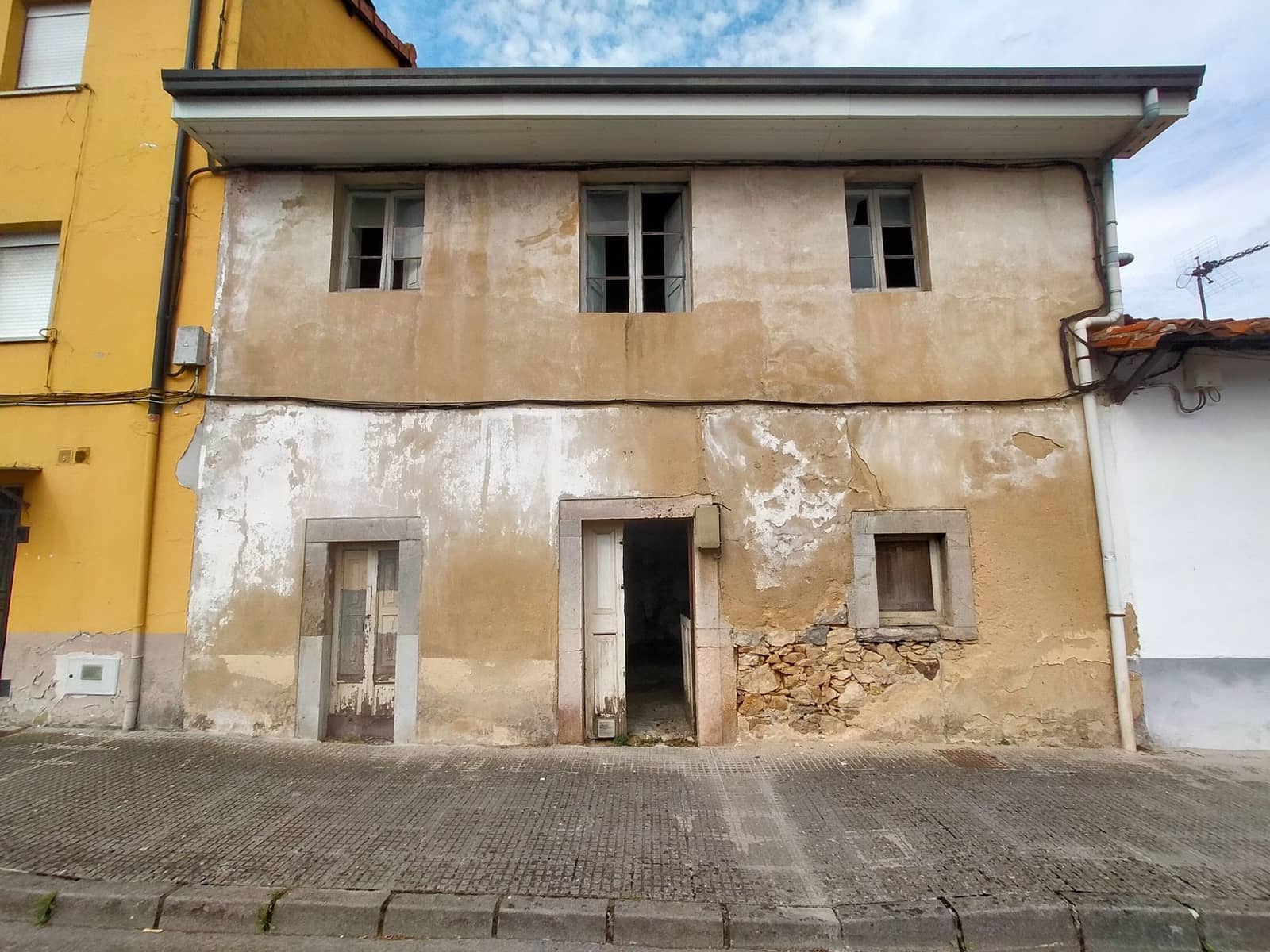 Halfvrijstaande villa te koop in Pravia - € 40.000 (Ref: 9962033)
