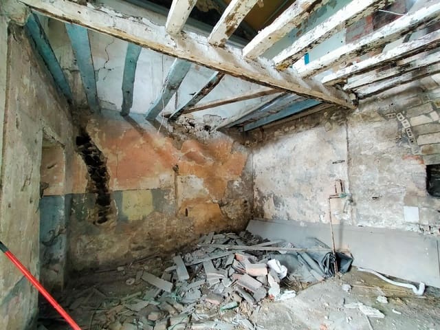 Halfvrijstaande villa te koop in Pravia - € 40.000 (Ref: 9962033)
