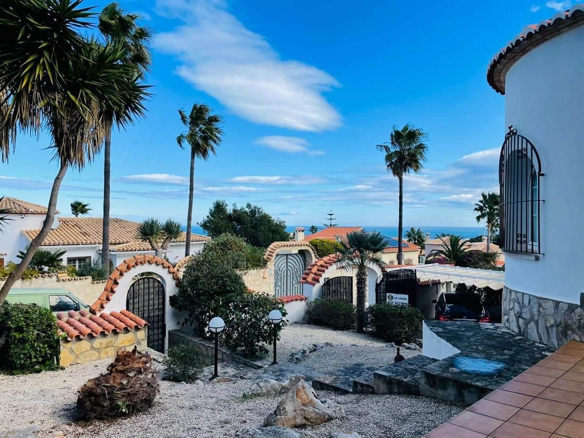 4 bedroom Villa for sale in Denia with pool garage - € 585,000 (Ref: 8590325)