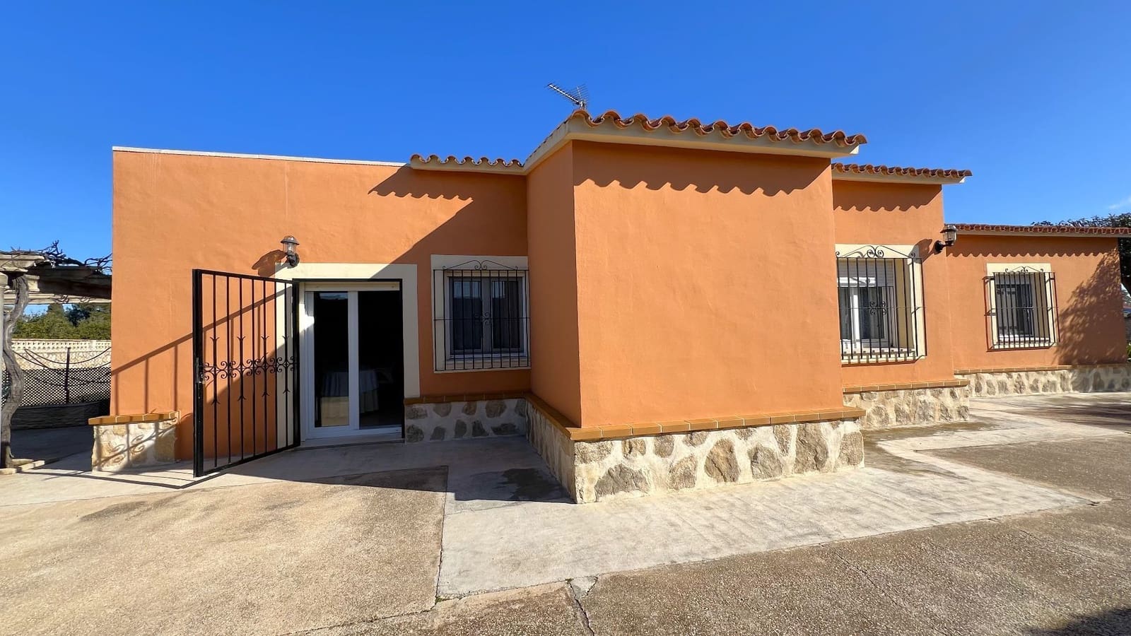 3 soveværelse Villa til salg i La Xara med swimmingpool garage - € 850.000 (Ref: 8789108)