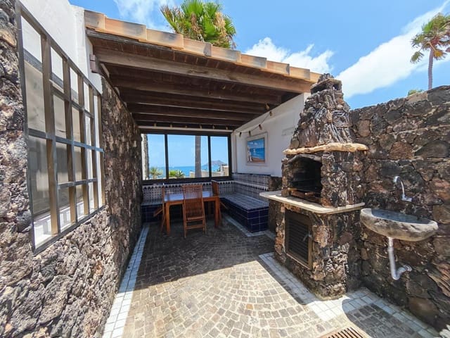 4 makuuhuone Huvila myytävänä paikassa Corralejo, La Oliva - 1 750 000 € (Ref: 10017020)
