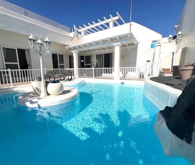 3 bedroom Villa for sale in Corralejo with pool - € 549,000 (Ref: 8564525)