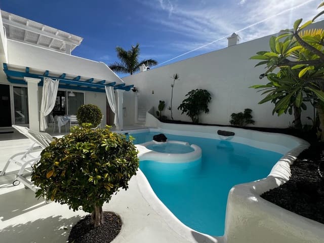 3 bedroom Villa for sale in Corralejo, La Oliva with pool - € 549,000 (Ref: 8564525)