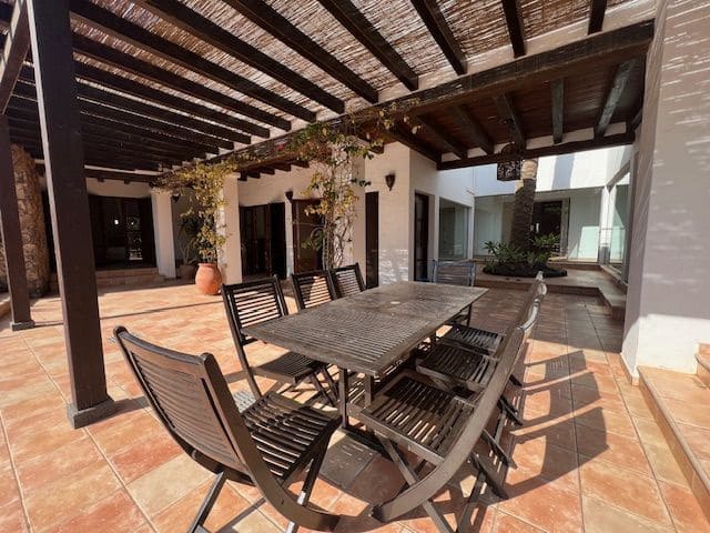 4 makuuhuone Huvila myytävänä paikassa Villaverde, La Oliva mukana uima-altaan 
autotalli - 849 000 € (Ref: 9095026)