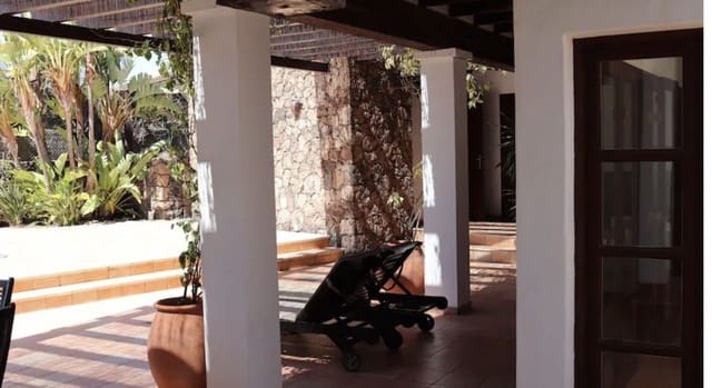 4 makuuhuone Huvila myytävänä paikassa Villaverde, La Oliva mukana uima-altaan 
autotalli - 849 000 € (Ref: 9095026)