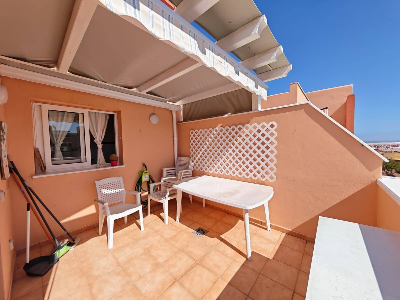 3 slaapkamer Appartement te koop in Corralejo met garage - € 238.000 (Ref: 9614654)