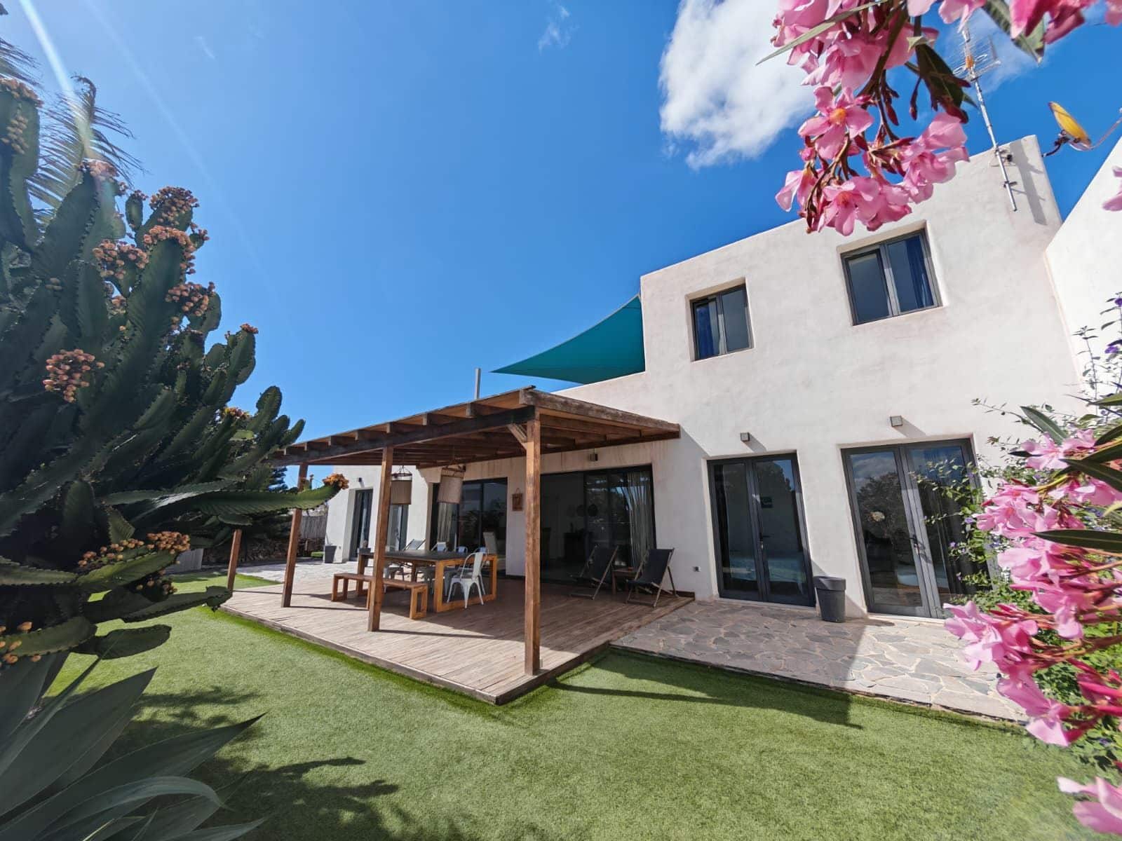 5 bedroom Villa for sale in Lajares - € 1,090,000 (Ref: 9819846)