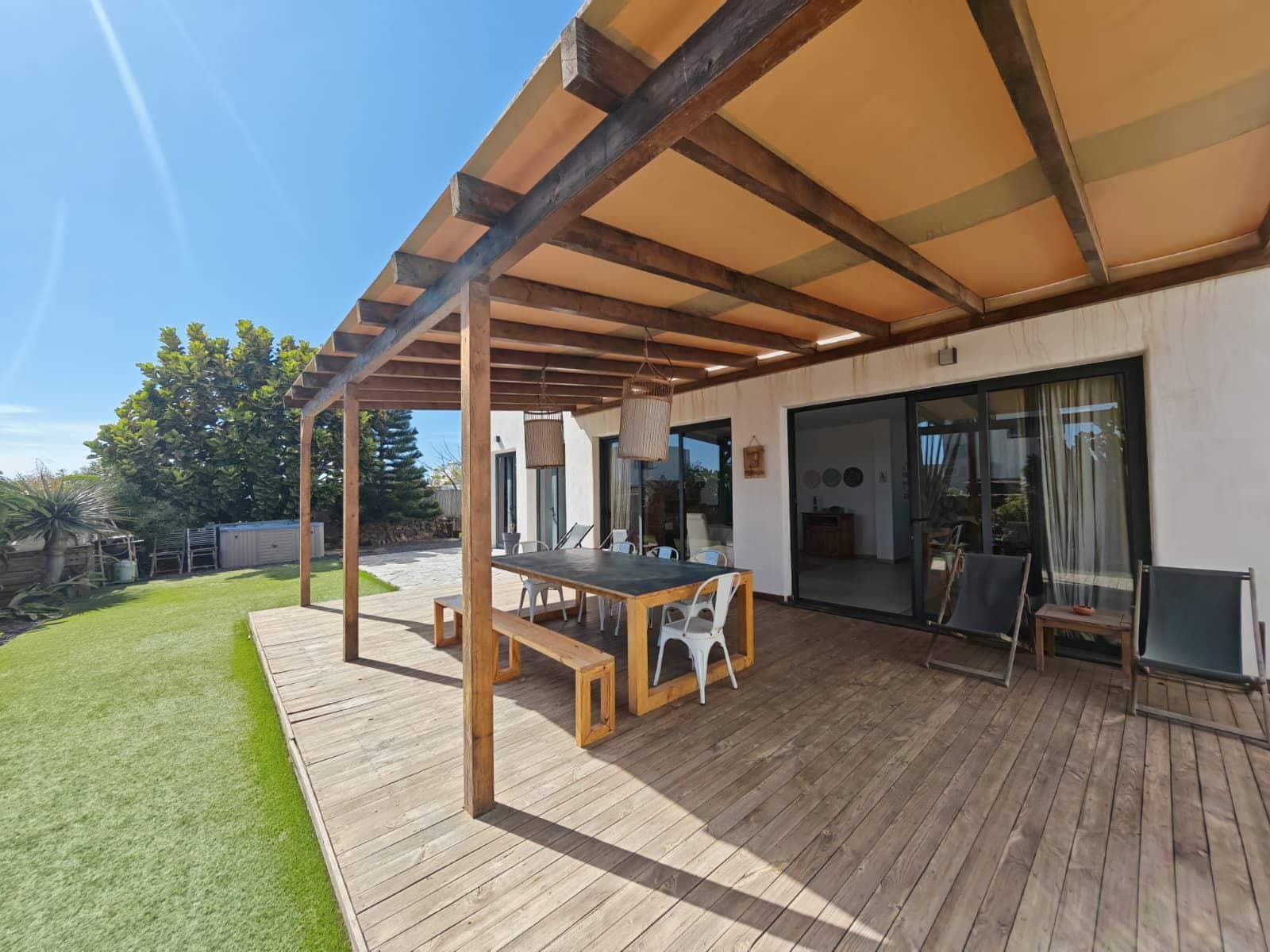 5 bedroom Villa for sale in Lajares - € 1,090,000 (Ref: 9819846)