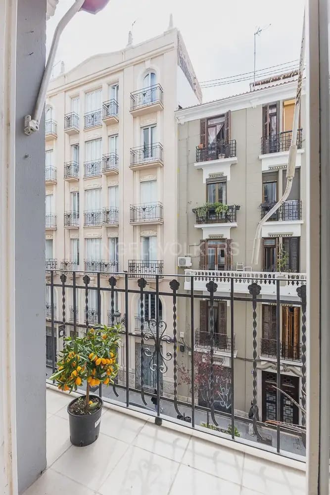 2 bedroom Flat for rent in Valencia city - € 2,000 (Ref: 10000618)