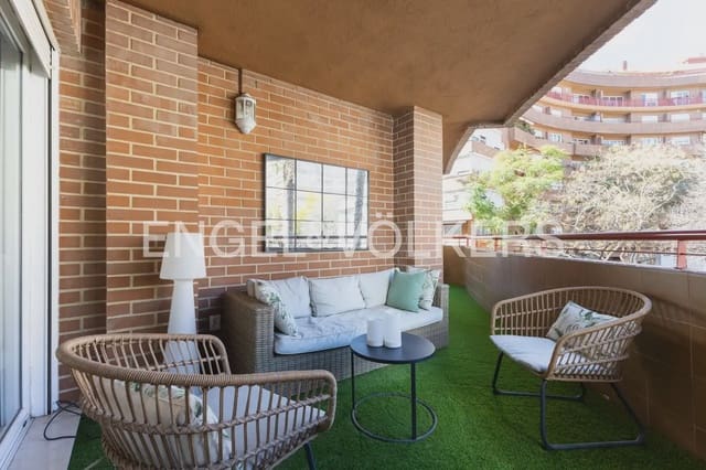 Appartement de 4 chambres à louer à Mestalla, Valence ville avec garage - 3 000 € (Ref: 10007491)