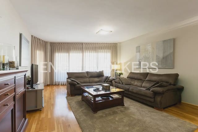 Appartement de 4 chambres à louer à Mestalla, Valence ville avec garage - 3 000 € (Ref: 10007491)