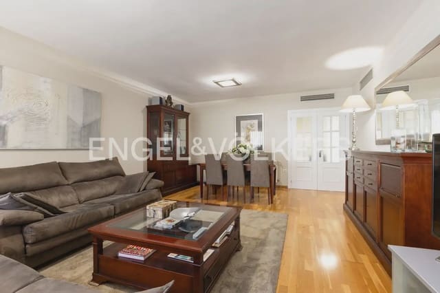 Appartement de 4 chambres à louer à Mestalla, Valence ville avec garage - 3 000 € (Ref: 10007491)
