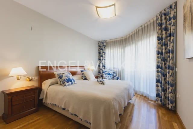 Appartement de 4 chambres à louer à Mestalla, Valence ville avec garage - 3 000 € (Ref: 10007491)
