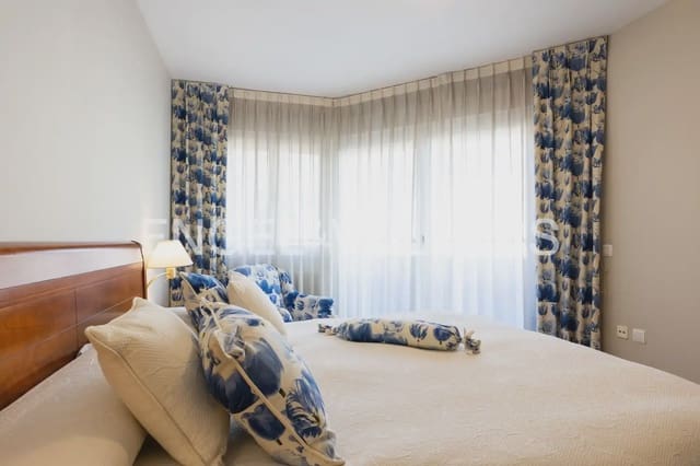 Appartement de 4 chambres à louer à Mestalla, Valence ville avec garage - 3 000 € (Ref: 10007491)