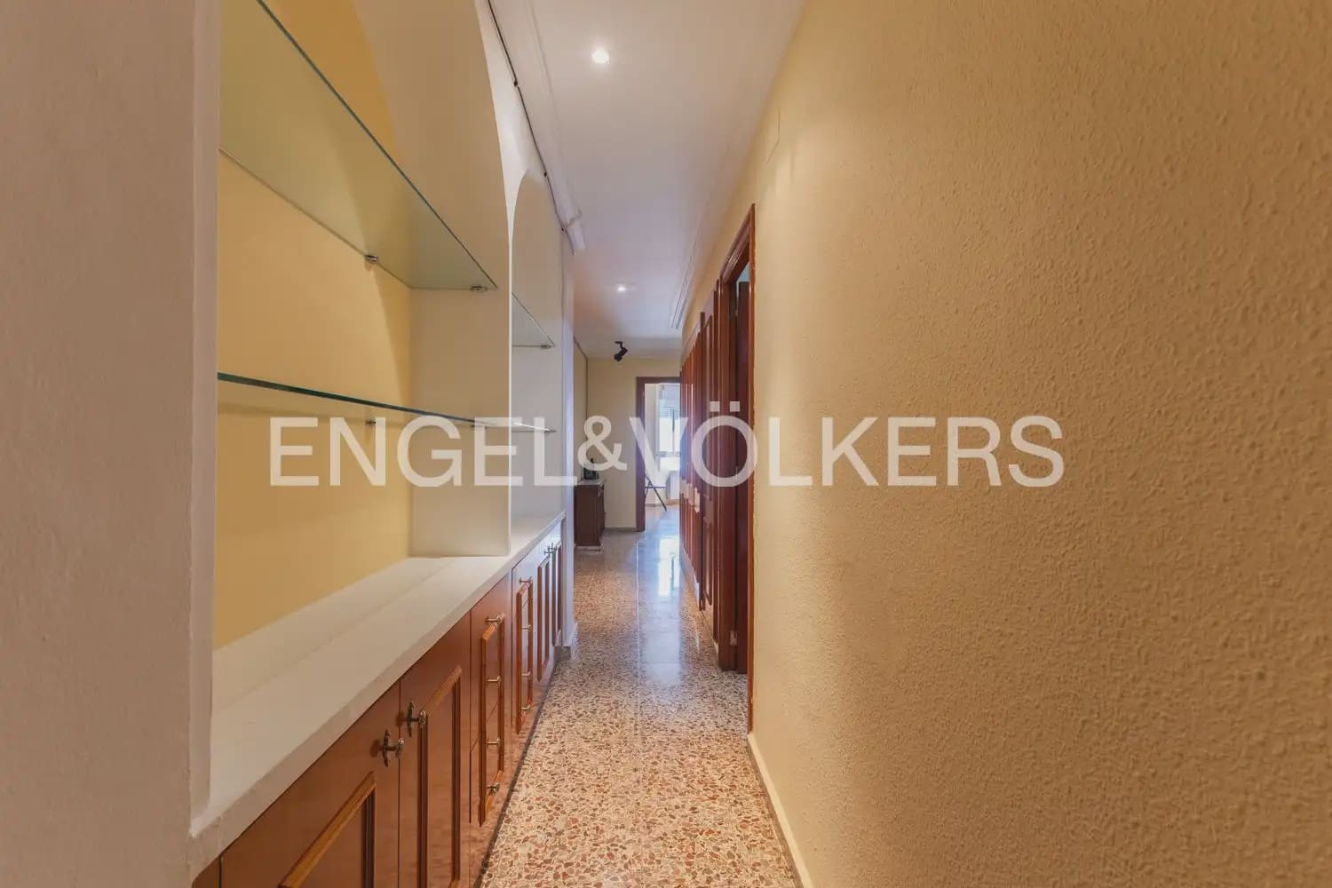 5 soveværelse Lejlighed til leje i Valencia by - € 1.700 (Ref: 10009806)