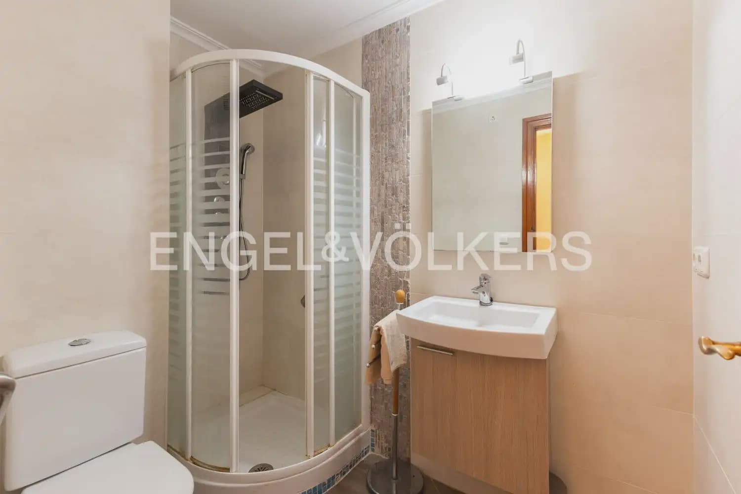 5 soveværelse Lejlighed til leje i Valencia by - € 1.700 (Ref: 10009806)