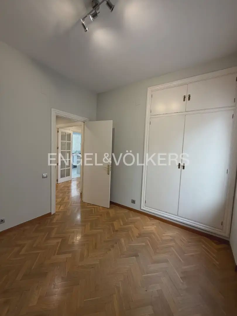 Appartement de 5 chambres à louer à Valence ville - 3 000 € (Ref: 10009971)