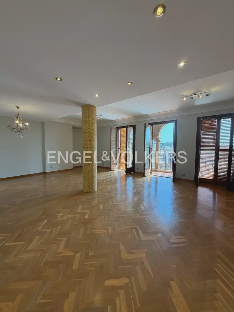 Appartement de 5 chambres à louer à Valence ville - 3 000 € (Ref: 10009971)