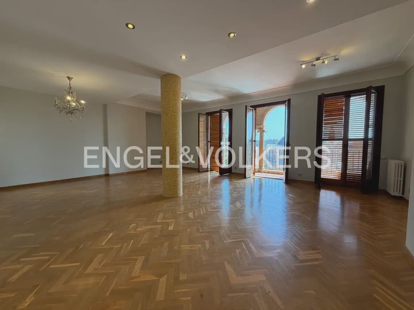 Appartement de 5 chambres à louer à Valence ville - 3 000 € (Ref: 10009971)