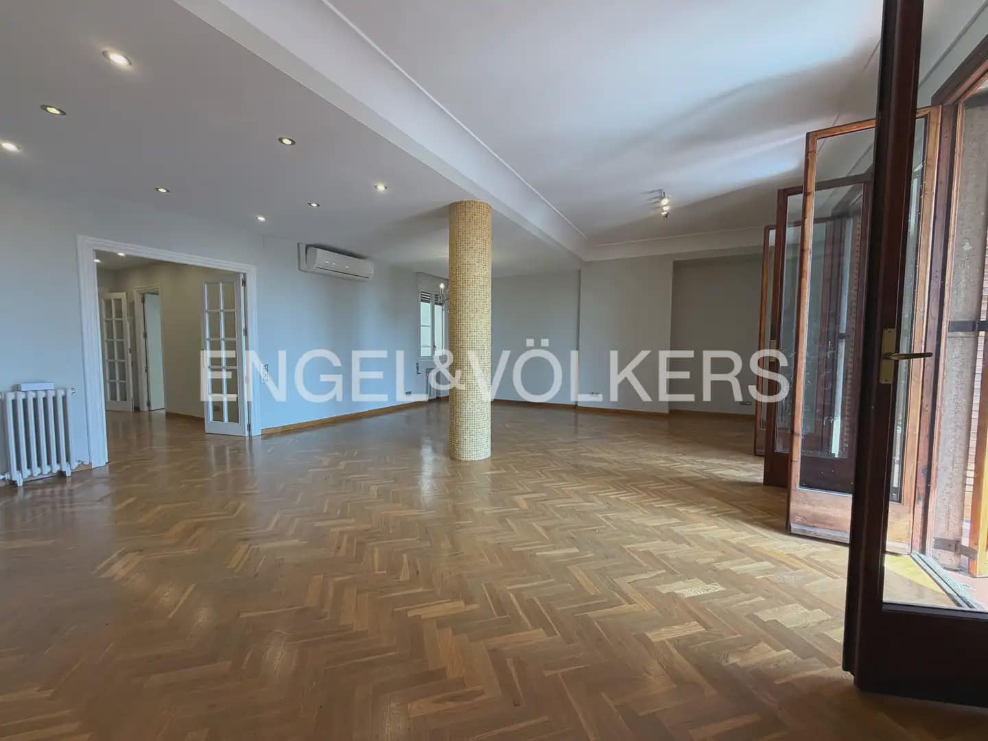 Appartement de 5 chambres à louer à Valence ville - 3 000 € (Ref: 10009971)