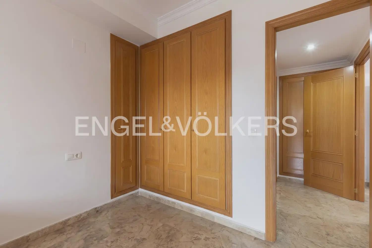 Appartement de 1 chambre à louer à Valence ville avec piscine garage - 1 500 € (Ref: 10011685)