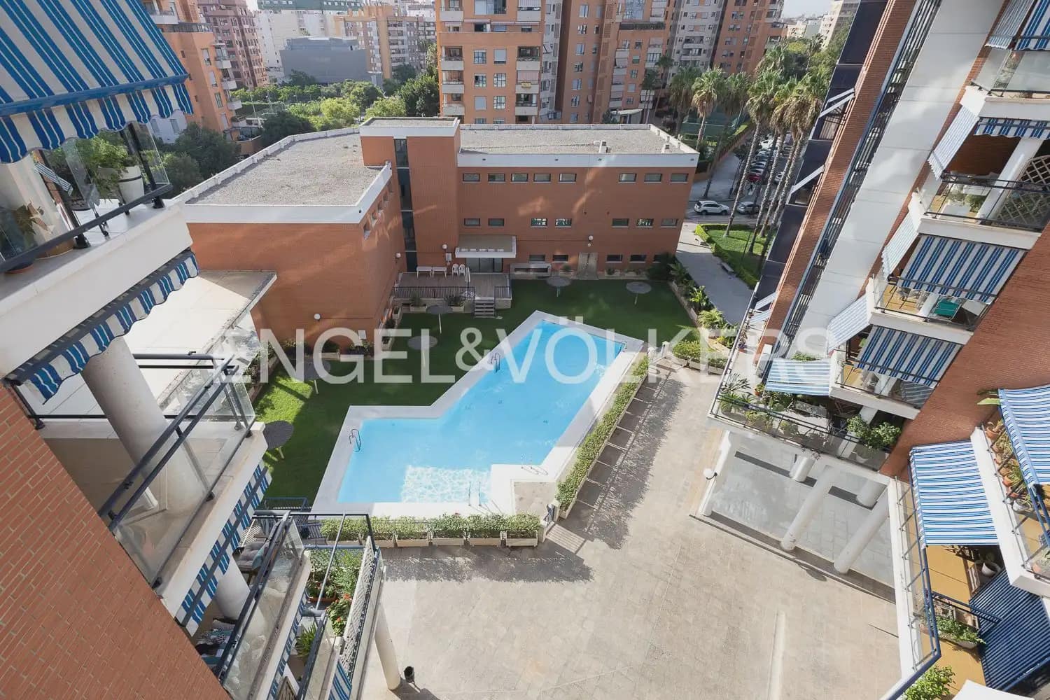 Appartement de 1 chambre à louer à Valence ville avec piscine garage - 1 500 € (Ref: 10011685)