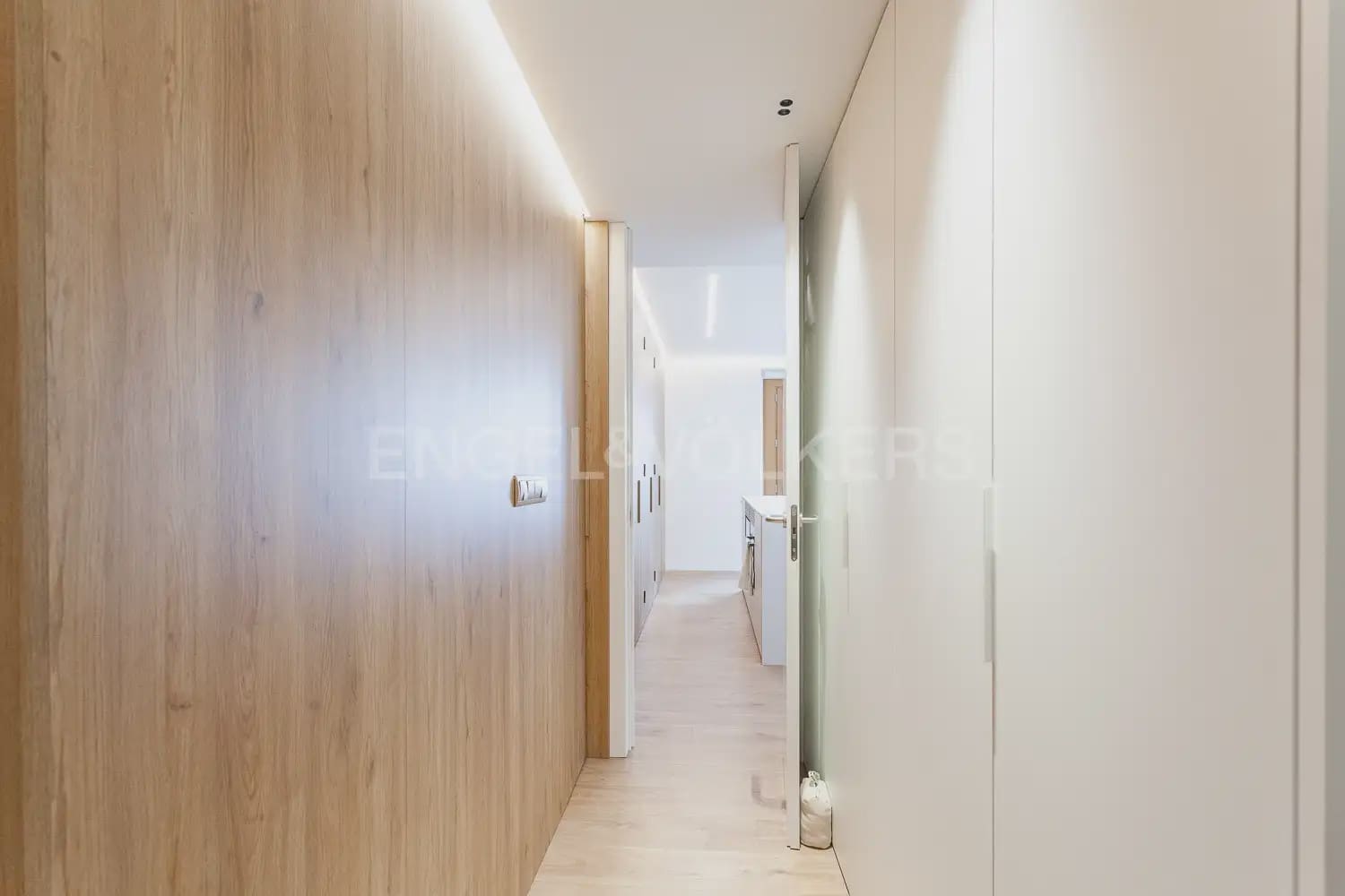 3 bedroom Flat for rent in Valencia city - € 3,000 (Ref: 10012599)