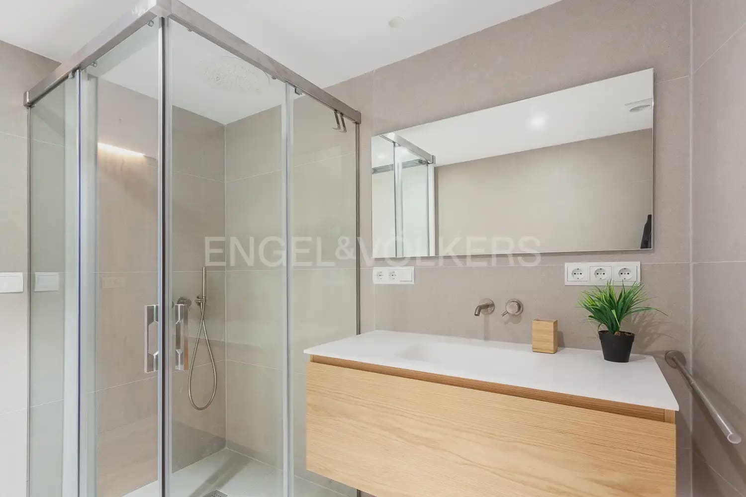 3 bedroom Flat for rent in Valencia city - € 3,000 (Ref: 10012599)