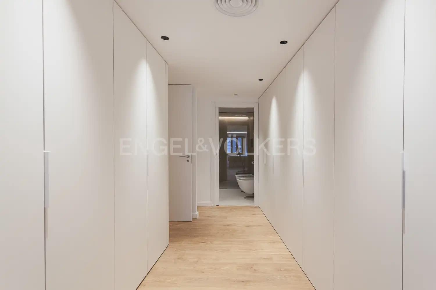 3 bedroom Flat for rent in Valencia city - € 3,000 (Ref: 10012599)