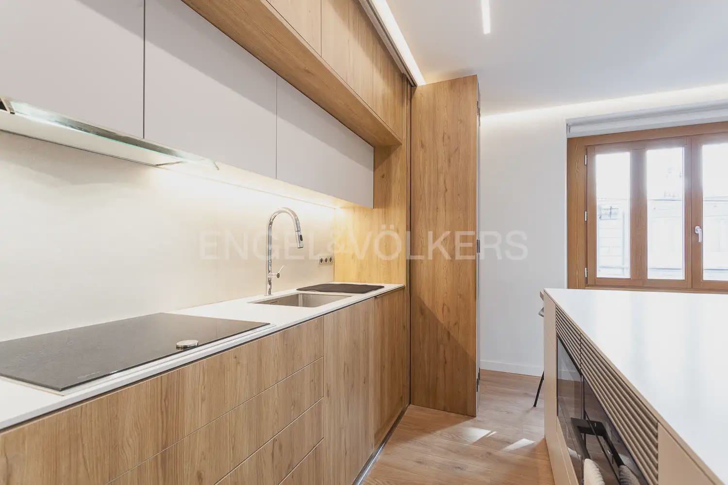 3 bedroom Flat for rent in Valencia city - € 3,000 (Ref: 10012599)
