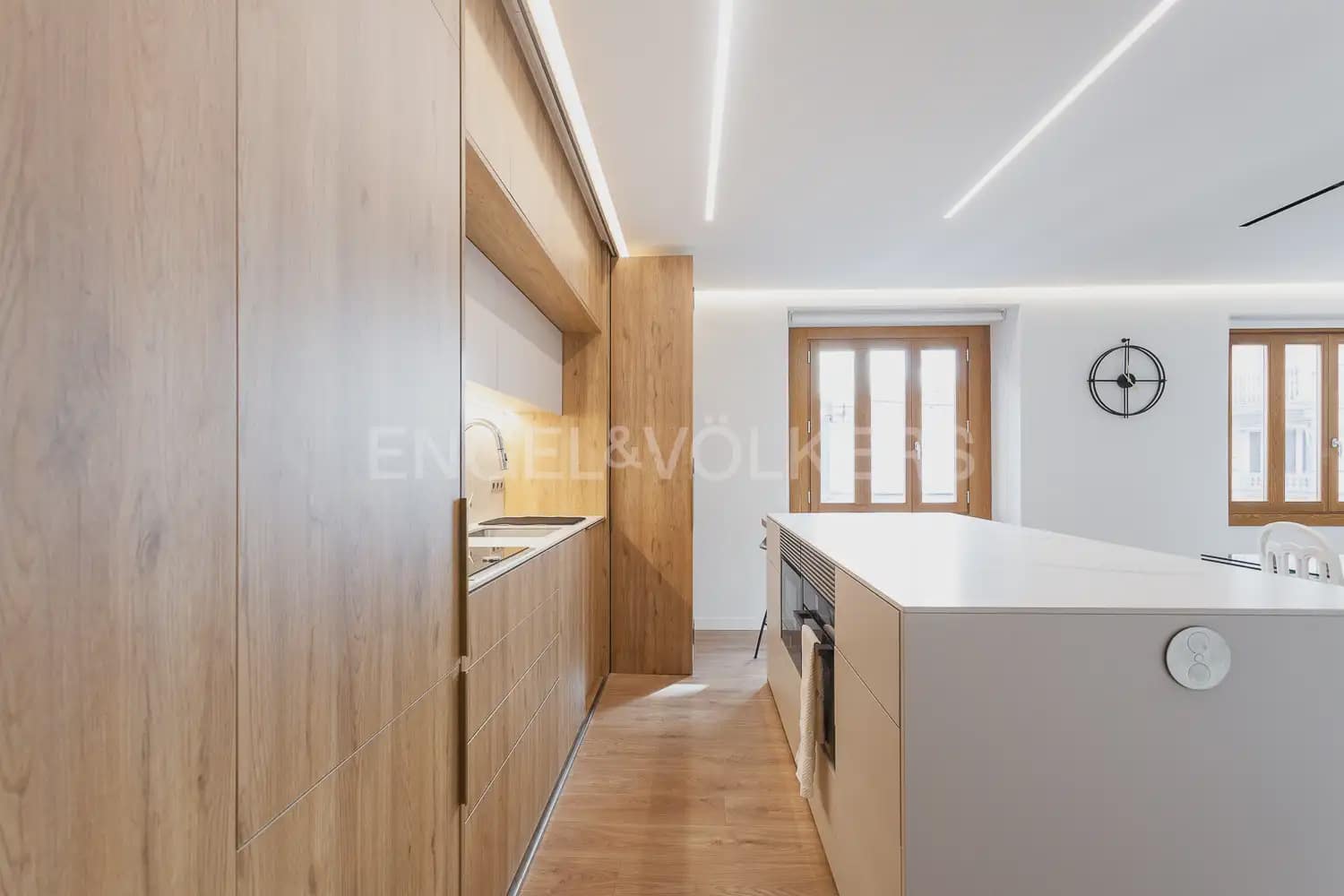 3 bedroom Flat for rent in Valencia city - € 3,000 (Ref: 10012599)