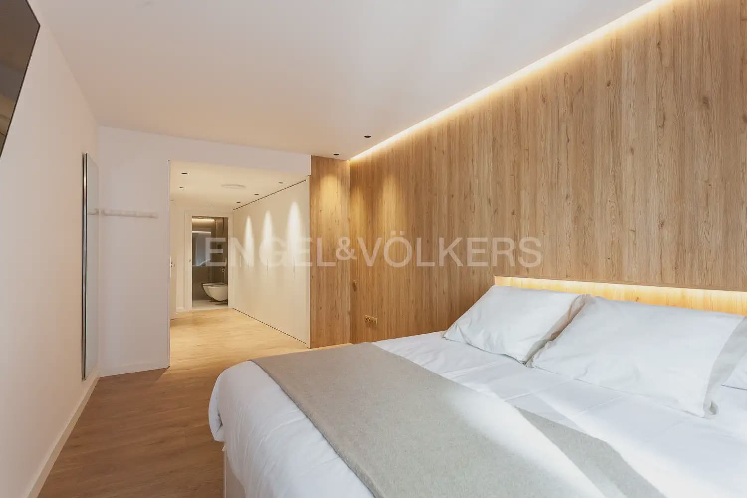 3 bedroom Flat for rent in Valencia city - € 3,000 (Ref: 10012599)