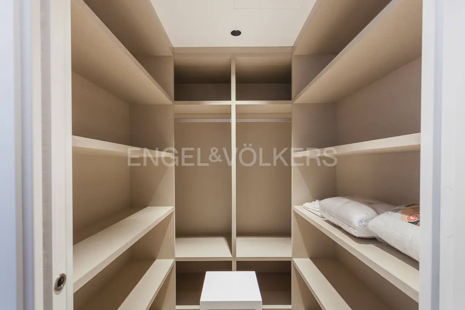 3 bedroom Flat for rent in Valencia city - € 3,000 (Ref: 10012599)