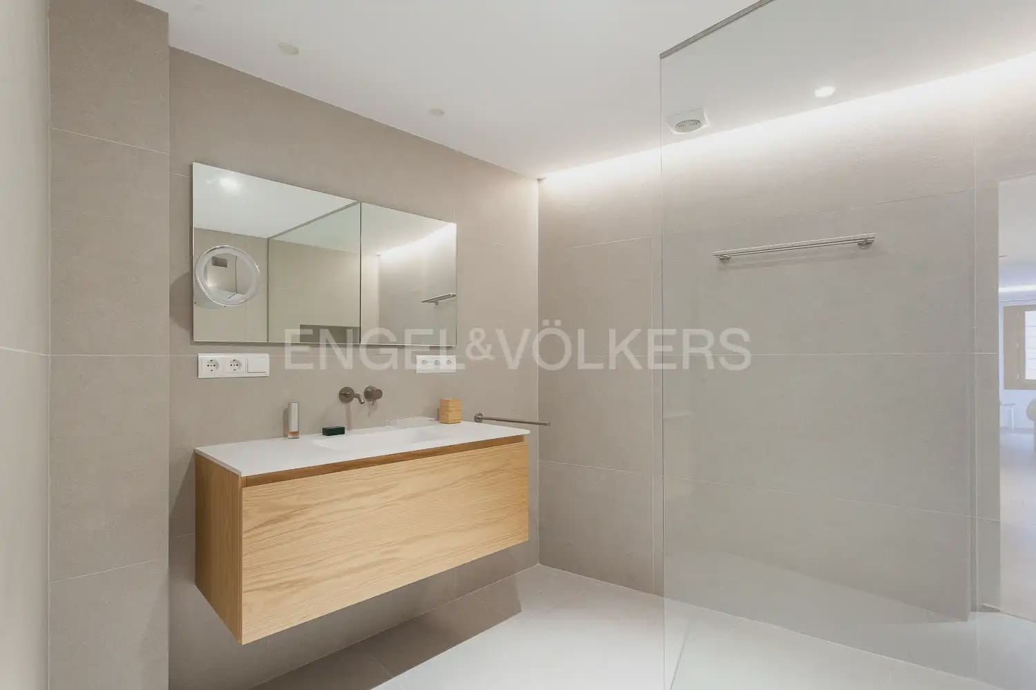 3 bedroom Flat for rent in Valencia city - € 3,000 (Ref: 10012599)
