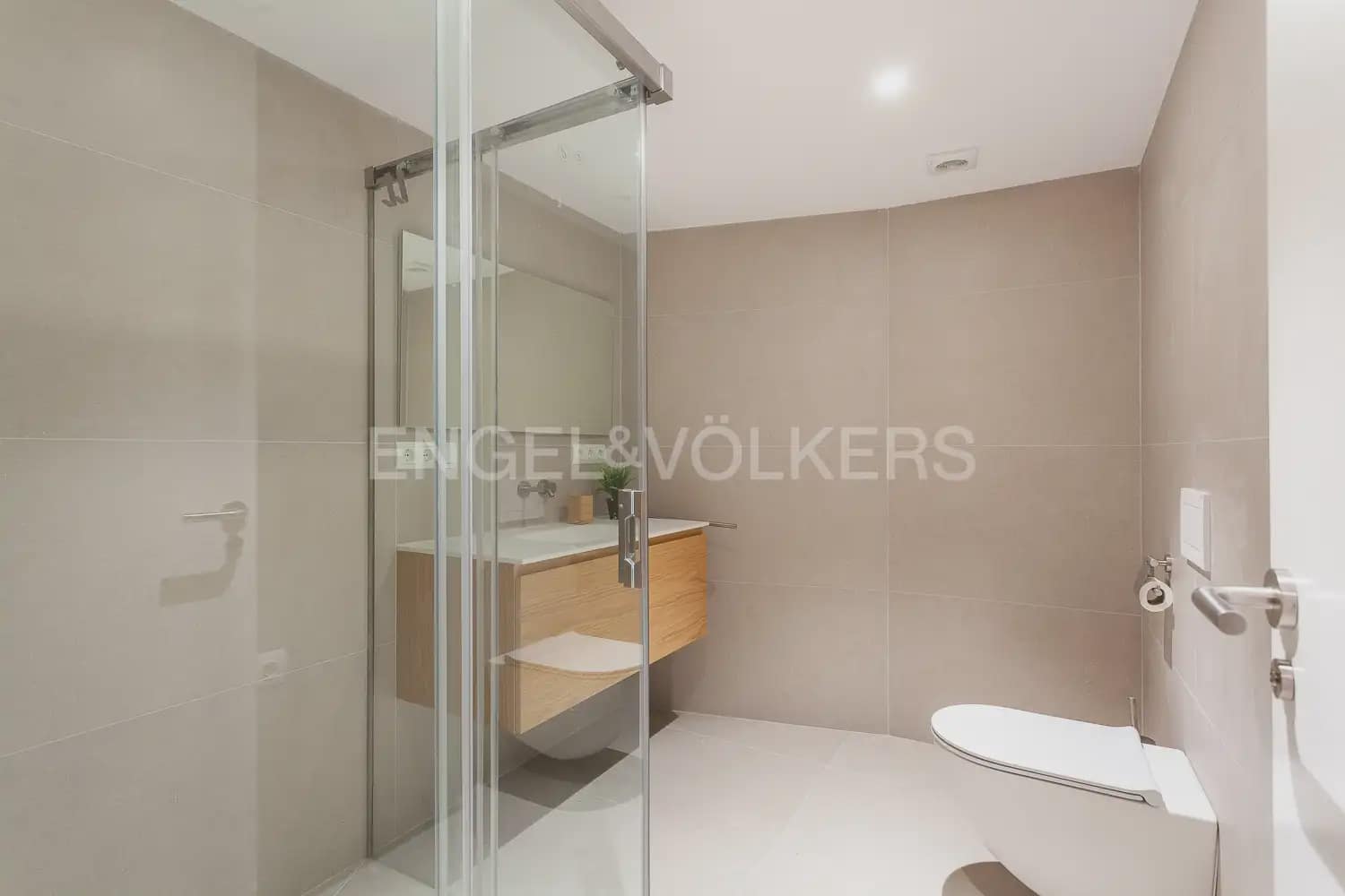 3 bedroom Flat for rent in Valencia city - € 3,000 (Ref: 10012599)
