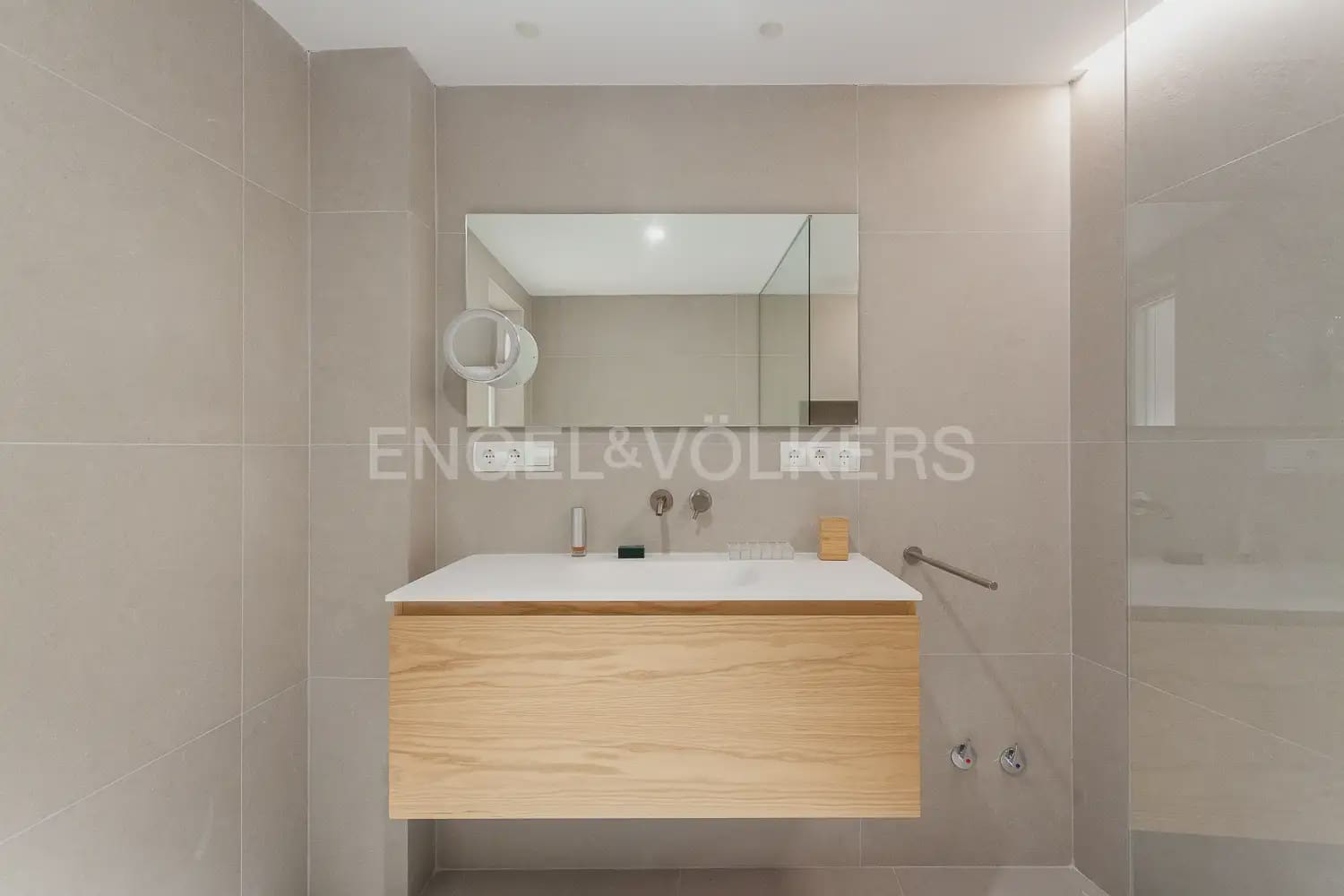 3 bedroom Flat for rent in Valencia city - € 3,000 (Ref: 10012599)