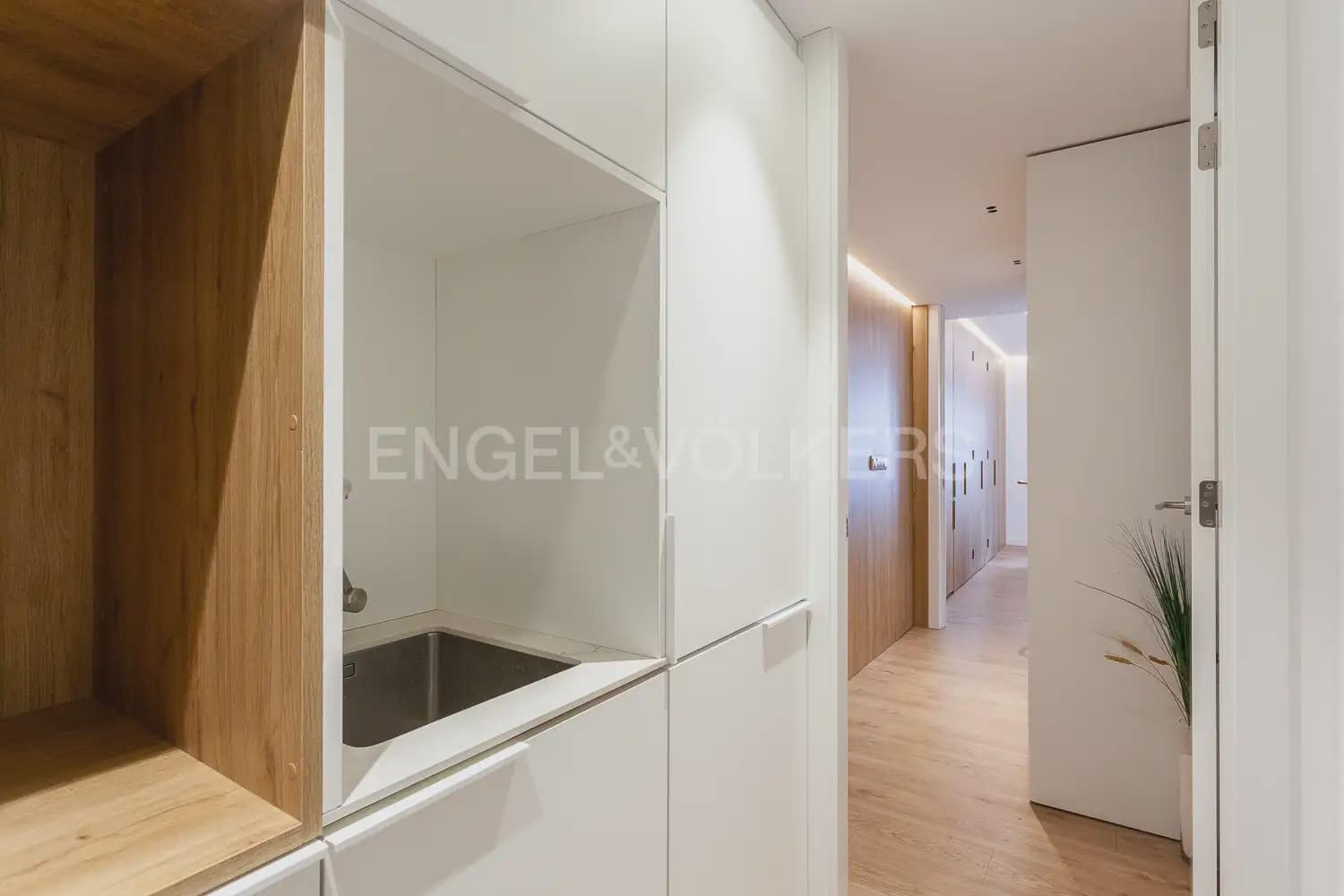 3 bedroom Flat for rent in Valencia city - € 3,000 (Ref: 10012599)