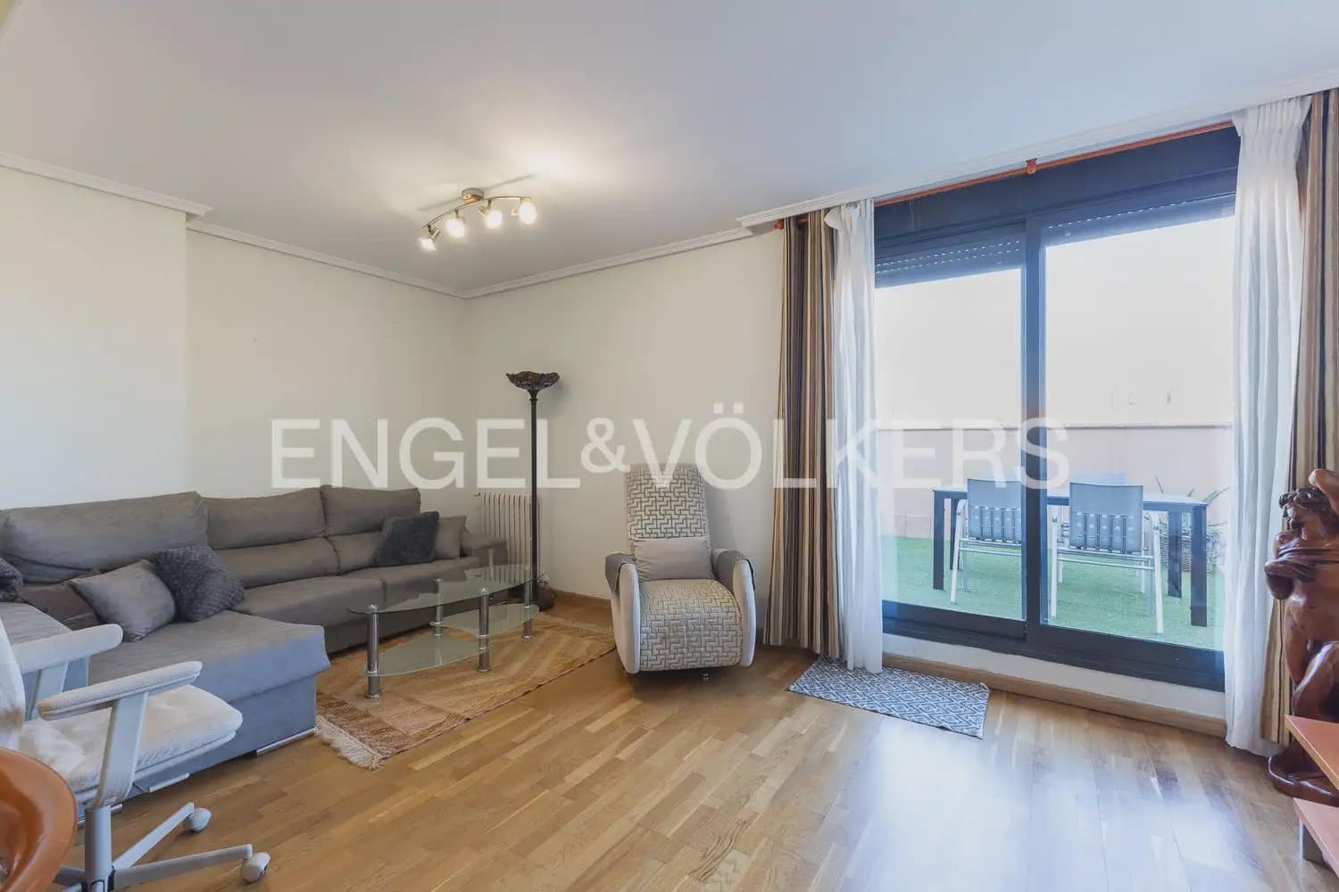 Penthouse de 2 chambres à louer à Valence ville avec piscine garage - 1 950 € (Ref: 10014321)