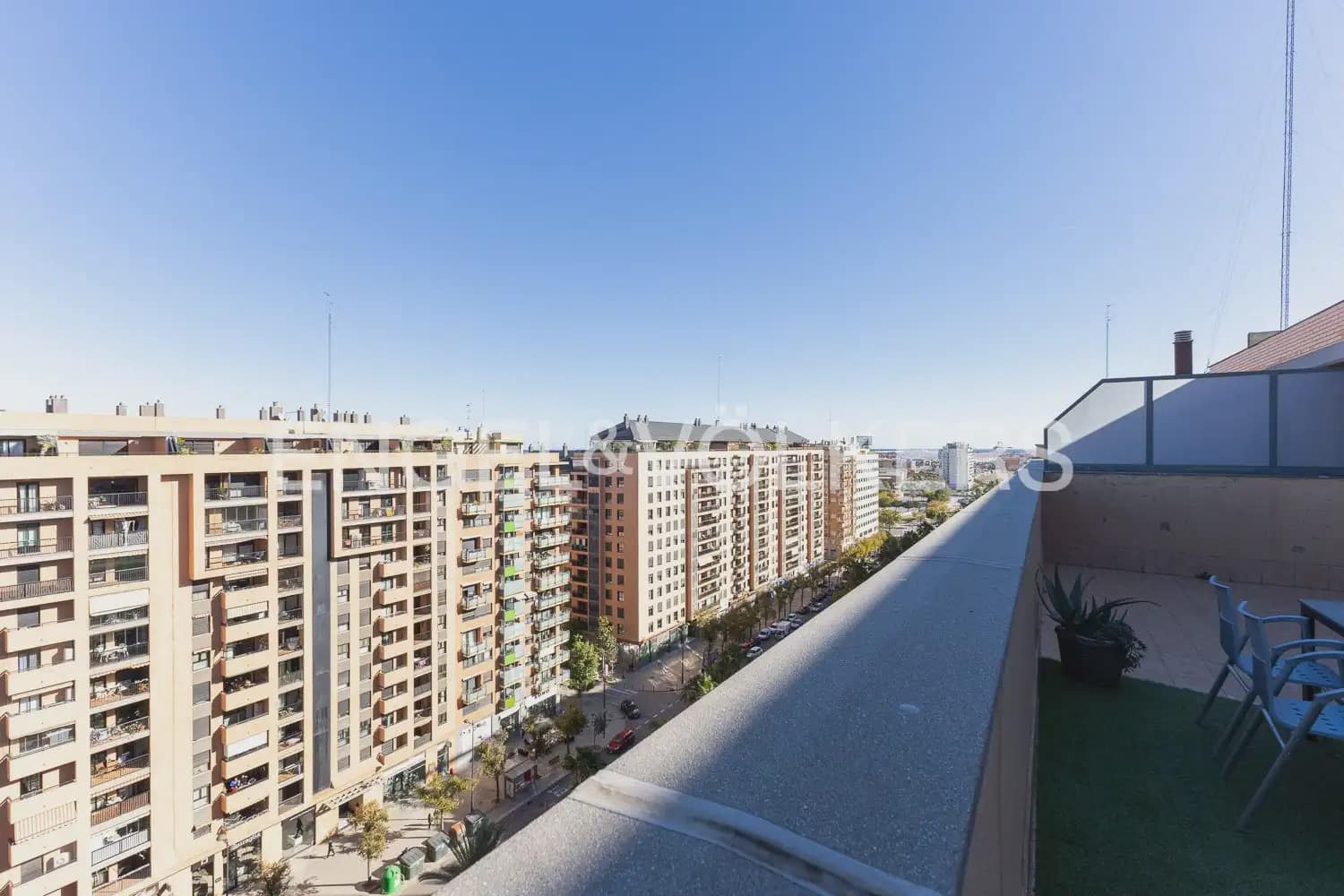 Penthouse de 2 chambres à louer à Valence ville avec piscine garage - 1 950 € (Ref: 10014321)