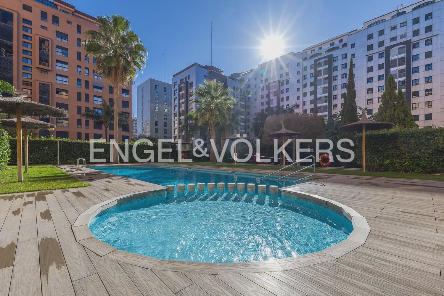 Penthouse de 2 chambres à louer à Valence ville avec piscine garage - 1 950 € (Ref: 10014321)