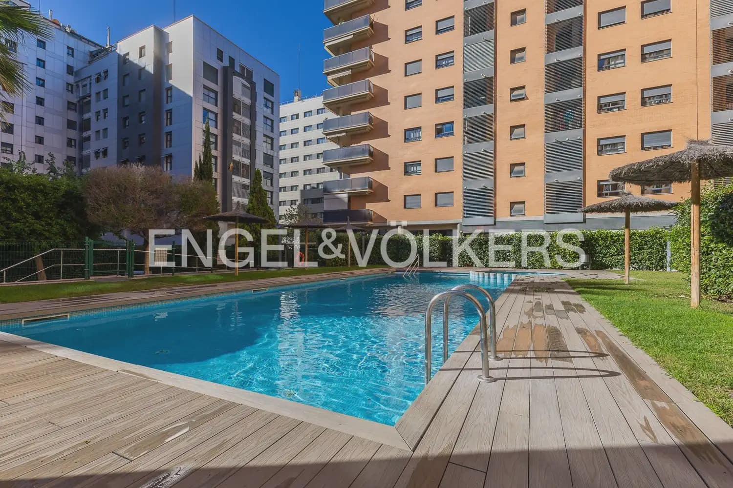 Penthouse de 2 chambres à louer à Valence ville avec piscine garage - 1 950 € (Ref: 10014321)